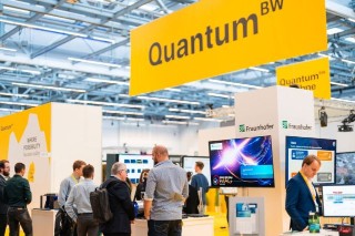 Messestand der Intitiative QuantumBW mit MEssebsechern