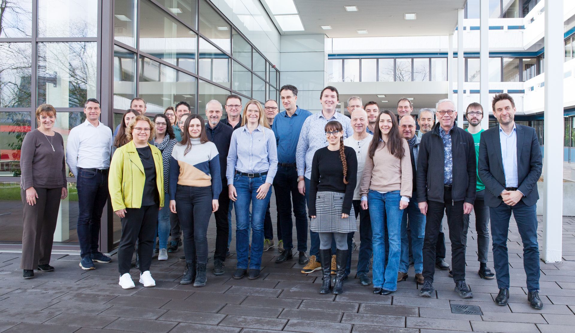 Participants of the APECS kick-off meeting standing in front of the Fraunhofer IAF building