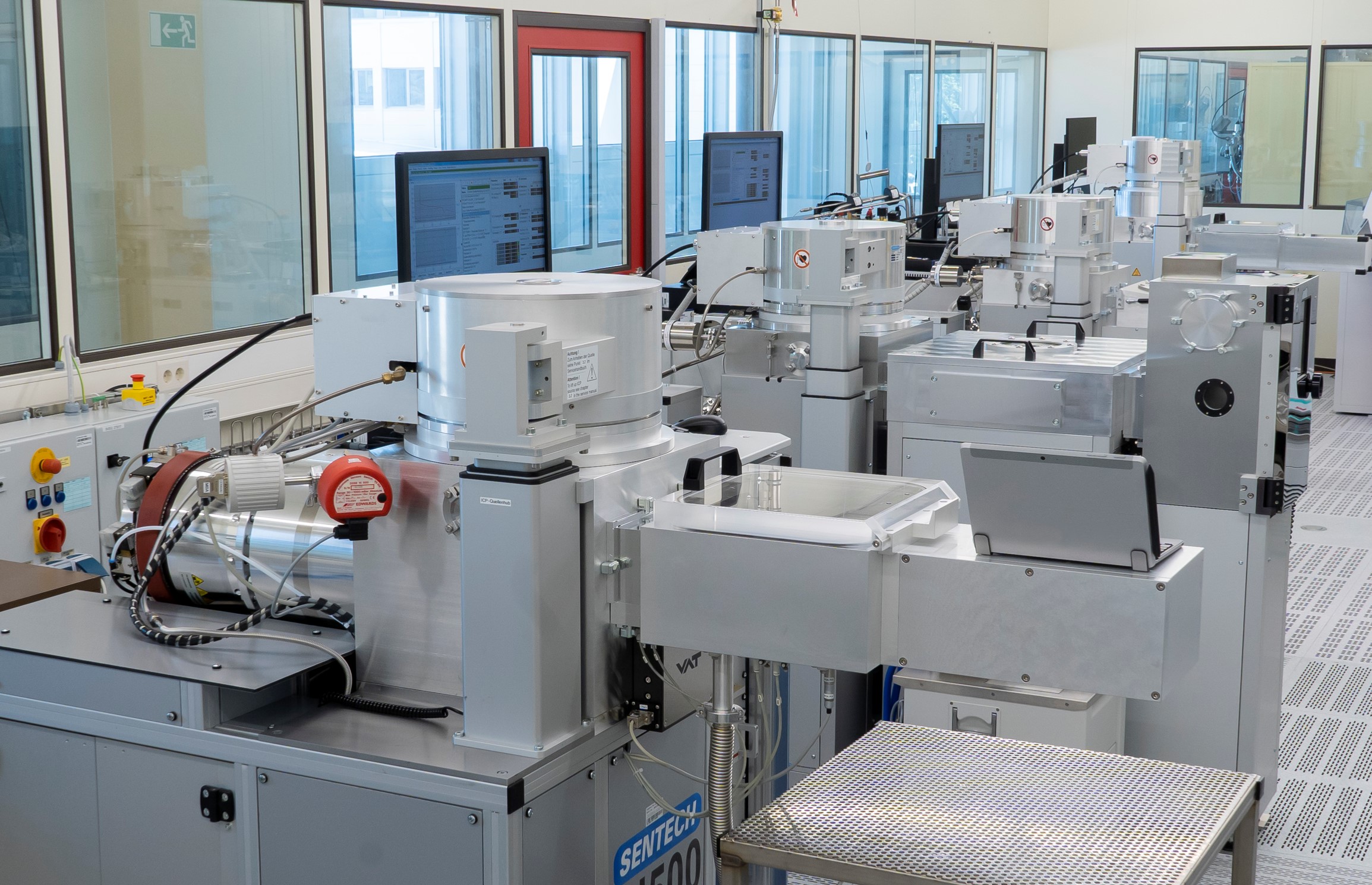 Area of dry etching technology in the clean room of Fraunhofer IAF