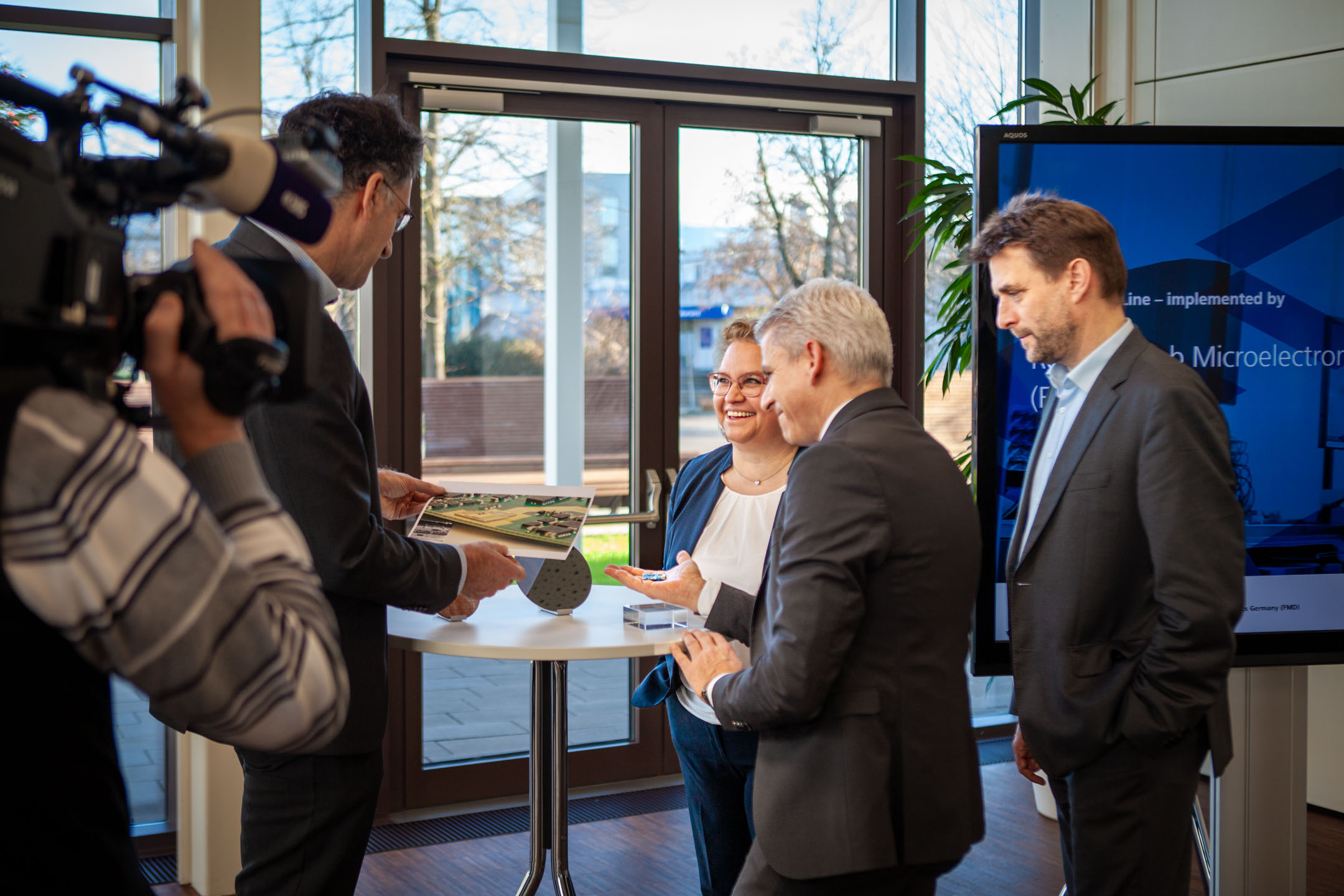 State Secretary Dr. Patrick Rapp with the Institute Management and the Head of Department Technology of Fraunhofer IAF